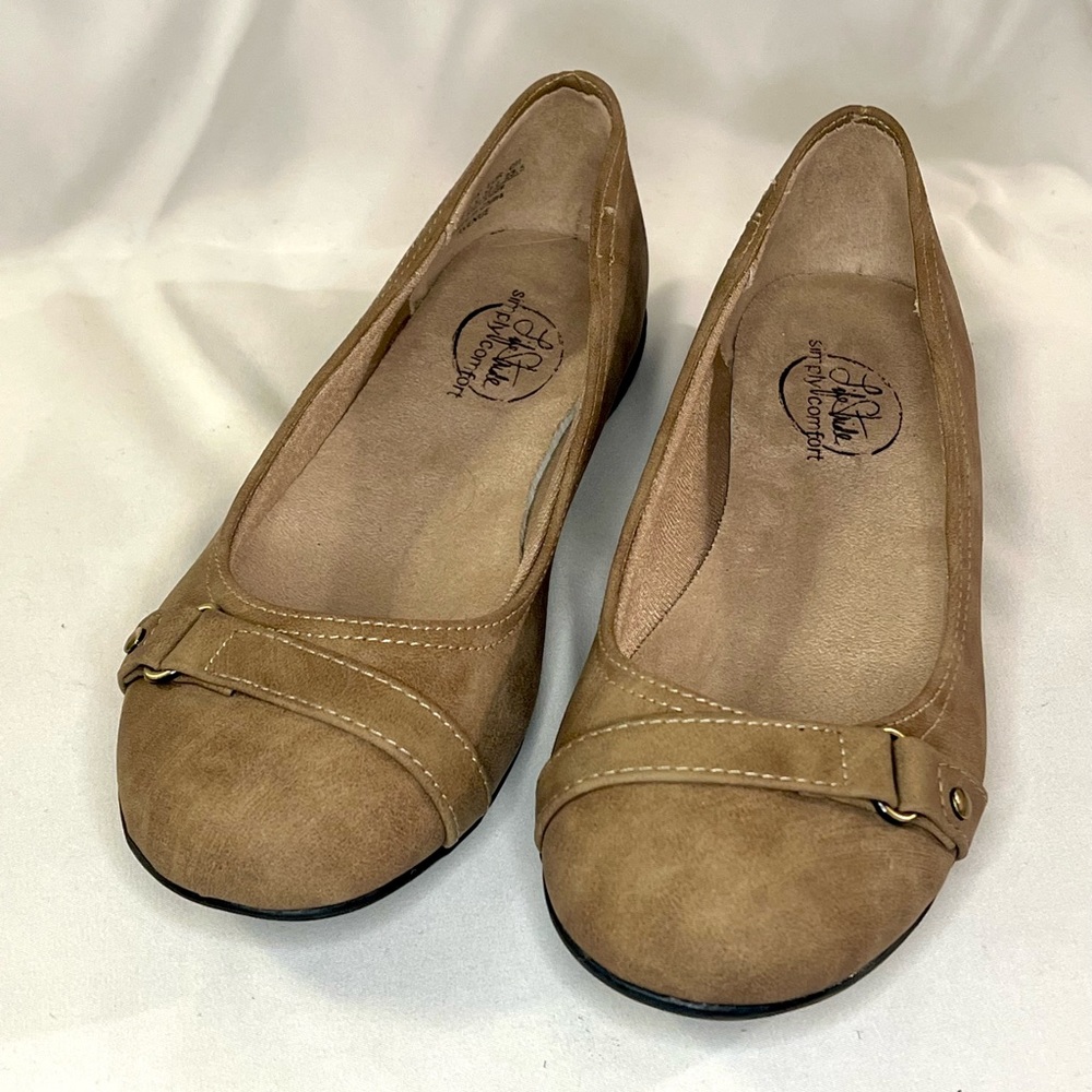 Life Stride Women's Tan Avenue Flat